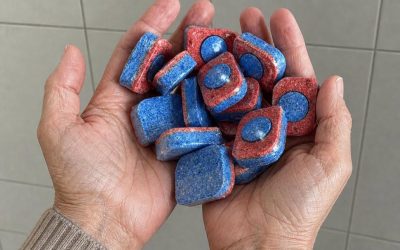 Anoppini ostaa näitä tabletteja, vaikka hänellä ei ole kotona astianpesukonetta.  Vaikka niitä ei käytetä astioiden pesuun, niillä voi tehdä todella täydellisiä asioita kodissa.  Esimerkiksi anoppini voi puhdistaa niillä täydellisesti pesukoneen ja kiinnipalaneet uunipellit.  Minulla on ollut niitä kotona niin kauan kuin olen tiennyt.  tojenapad.sk Carouseltojenapad.sk Carousel loki Et lue tästä pakkauksesta – fiksut kotiäidit keksivät sen täysin vahingossa Viemärin hajuja ja tukoksia vastaan  Jos viemärin haju vaivaa sinua tai olet huolissasi sen tukkeutumisesta, näin voit helposti ratkaista sen.