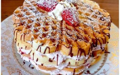 Vohvelikakku, jossa on 500 g rahkaa ja 550 g mansikoita, juuri niin kuin rakastan.  Resepti kommenteissa. ❤️ JATKAKSESI RESEPTEJÄNI, LÄHETÄ TEKSTIVIESTI “KYLLÄ”