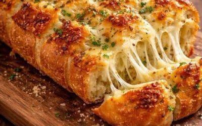 Valkosipulileipä juustolla  Katso lisää ohjeita ensimmäisestä kommentista 👇😍👇
