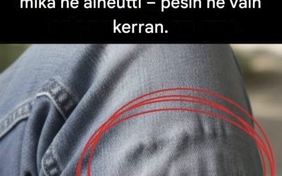 Otat lempifarkkusi kuivausrummusta – vain huomataksesi, että ne ovat täynnä outoja väreitä, ryppyjä tai aaltoilevia vääristymiä saumoissa, reisissä tai taskuissa. Ne sopivat täydellisesti ennen pesua… mitä sitten tapahtui?  Älä panikoi. Nuo ” pesukoneen rypyt” eivät ole satunnaisia ​​– ne ovat tekstiilitieteen ongelma, ja hyvä uutinen on: voit estää ne. Kodinkoneet  🔍 Ryppyisten  farkkujen todelliset syylliset 1. Joustava kangas + lämpö = kutistumisvirhe Useimmat nykyaikaiset  farkut sisältävät 2–5 % elastaania mukavuuden takaamiseksi. Mutta tässä on ongelma: Puuvillakuidut kutistuvat, kun ne altistuvat lämmölle ja liikkeelle.  Keinotekoiset joustavat kuidut (spandex/elastaani) eivät kutistu – ne pysyvät samanpituisina.  Tämä epäsuhta aiheuttaa puuvillan venymisen epätasaisesti kutistumattomien synteettisten lankojen ympärillä, mikä aiheuttaa pysyviä väreitä tai ryppyjä – erityisesti rasituskohdissa, kuten saumoissa, taskuissa tai helmoissa. 🌡️ Lämpö on ykköslaukaisutekijä – sekä pesukoneessa (kuuma vesi) että kuivausrummussa (korkea lämpötila).  2. Pesukoneen tai kuivausrummun ylikuormitus Kun farkut on ahdettu täyteen, ne eivät pääse liikkumaan vapaasti. Tämä pysäyttää farkut linkouksen aikana ja aiheuttaa ryppyjä, jotka kuivuttuaan muuttuvat pysyviksi. Kodinkoneet  3. Aggressiiviset linkousjaksot:  Täydelliset kypsennysohjeet löytyvät seuraavalta sivulta tai Avaa-painikkeesta (>) ja muista JAKAA Facebook-ystäviesi kanssa.