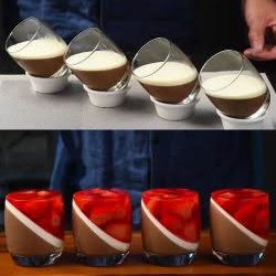Pannacotta-jälkiruoka mansikoilla ja suklaalla  Katso lisää ohjeita ensimmäisestä kommentista 👇😍👇