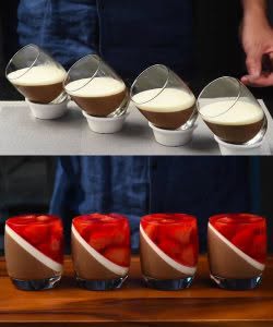 Pannacotta-jälkiruoka mansikoilla ja suklaalla  Katso lisää ohjeita ensimmäisestä kommentista 👇😍👇