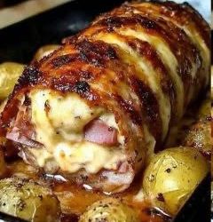 Kinkulla ja juustolla täytetty porsaanleike, paistettu perunoiden kanssa (Helppo ja mehukas resepti)  Katso lisää ohjeita ensimmäisestä kommentista 👇😍👇