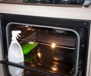 KOTITEKOINEN UUNINPUHDISTUSAINE – LUONNOLLINEN JA TEHOKAS RATKAISU KIILTÄVÄÄN KEITTIÖÖN  Katso lisää ohjeita ensimmäisestä kommentista 👇😍👇