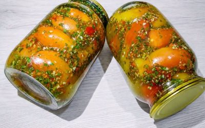 Nämä TOMAATIT ovat niin herkullisia, että jopa anoppini pyysi reseptiä: Edes 20 purkkia ei riitä!  Katso lisää ohjeita ensimmäisestä kommentista 👇😍👇